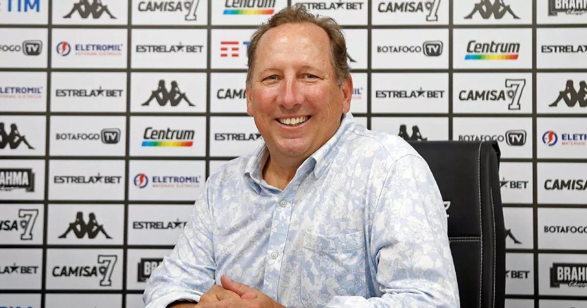 John Textor exalta apoio da torcida e fala em 'orgulho' do Botafogo