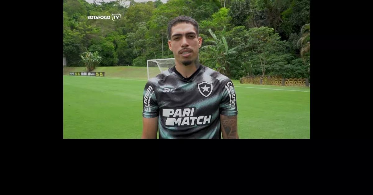 Hugo Comemora Renovação com Botafogo até 2026