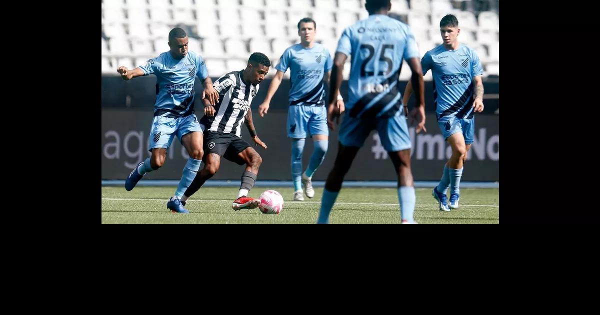 Em jogo disputado em dois dias diferentes, Botafogo e Athletico-PR empatam em 1 a 1