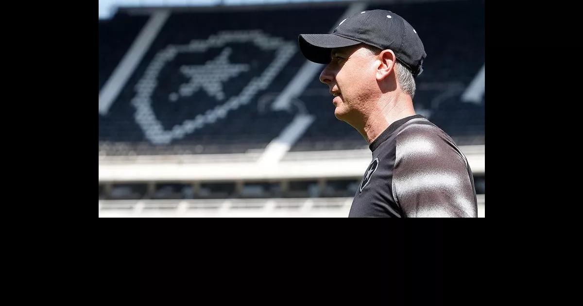 Técnico Tiago Nunes mantém estrutura do Botafogo para duelo decisivo contra o Fortaleza