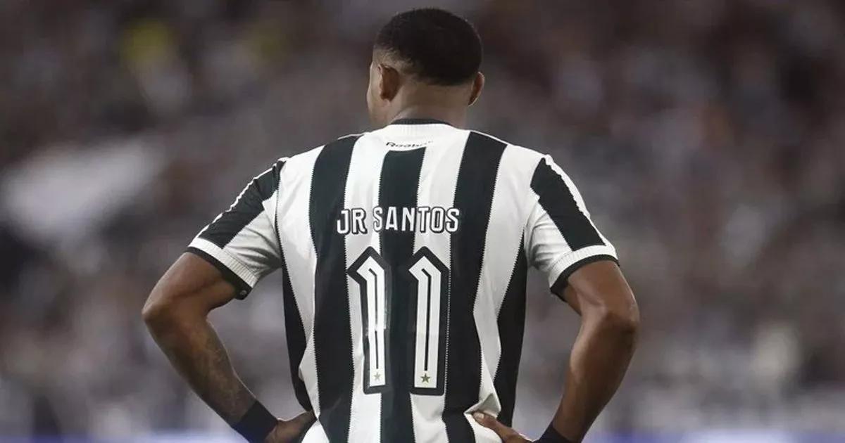 Botafogo oferece aumento e bônus por performance a Júnior Santos; estafe do jogador vaza valores para pressionar