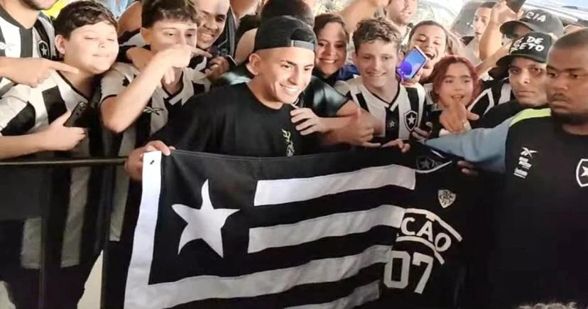 Thiago Almada, novo reforço do Botafogo, chega ao Brasil