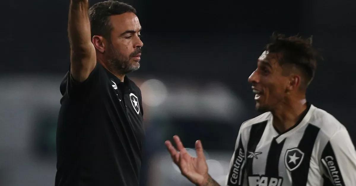 Botafogo e Peñarol travam negociação por Damián Suárez; troca de jogadores pode ser a solução