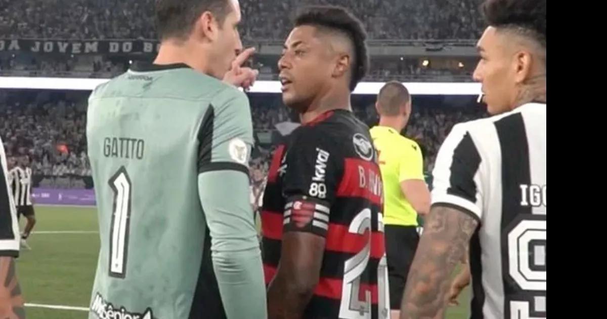 Botafogo goleia Flamengo e provocações acendem a rivalidade