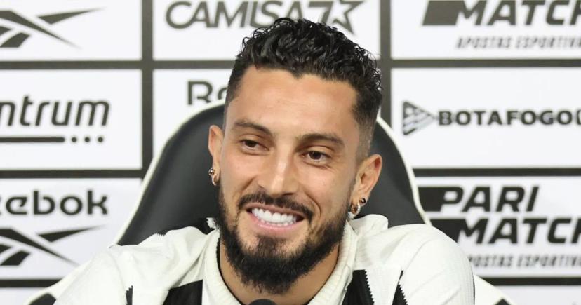 Alex Telles é Apresentado no Botafogo e Recebe a Camisa 13: Confira os Detalhes da Entrevista