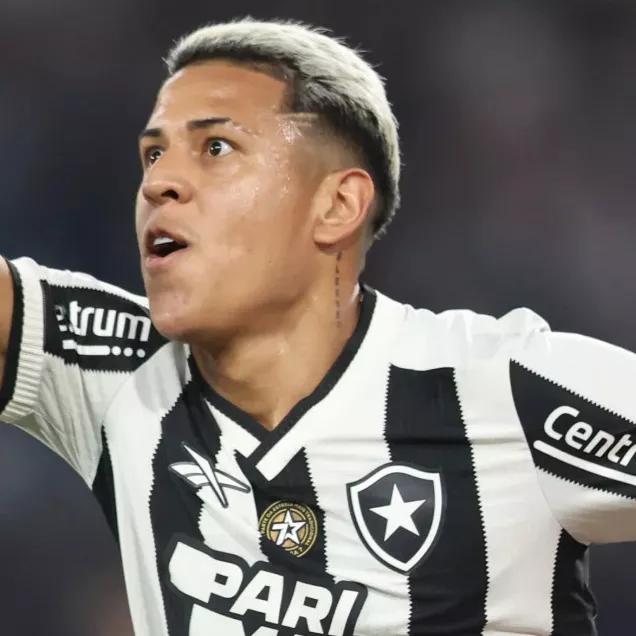 Além do "cheirinho": Matheus Martins brilha, Botafogo goleia e aumenta a vantagem no Brasileirão