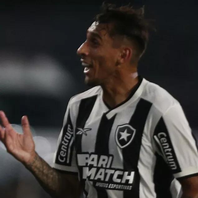 Botafogo e Peñarol travam negociação por Damián Suárez; troca de jogadores pode ser a solução