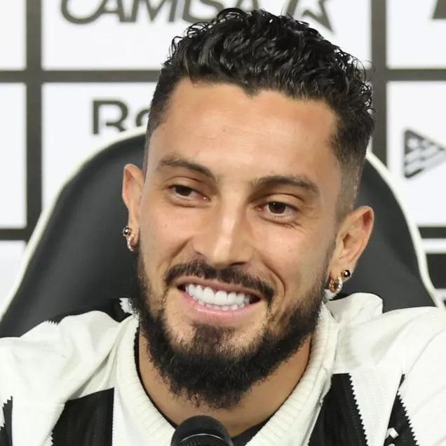 Alex Telles é Apresentado no Botafogo e Recebe a Camisa 13: Confira os Detalhes da Entrevista